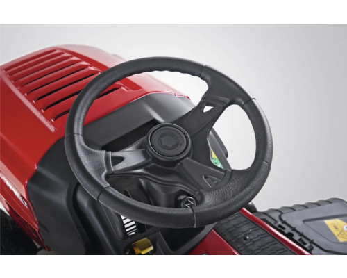 Detailaufnahme des Lenkrads eines Rasentraktors.