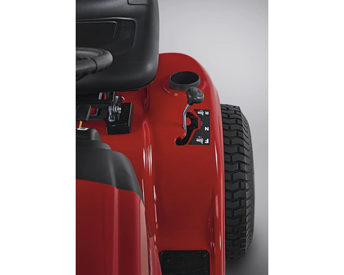 Detailaufnahme eines Rasentraktors mit Gangschaltung