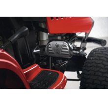 Detailansicht eines Rasentraktors mit Fußpedal und Trittfläche