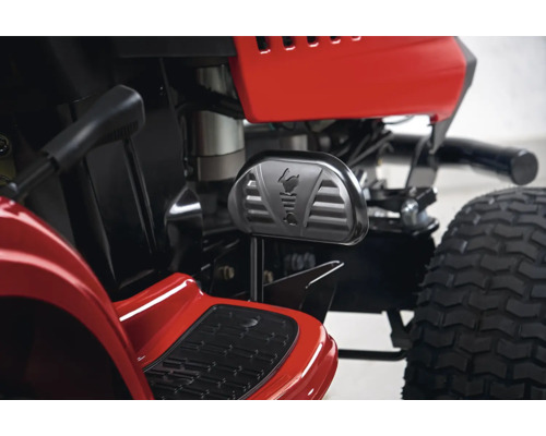 Detailansicht eines Rasentraktors mit Fußpedal und Trittfläche