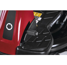 Detailaufnahme eines Troy-Bilt Rasentraktors mit Fußstütze und Griff
