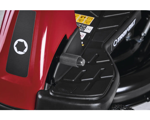 Detailaufnahme eines Troy-Bilt Rasentraktors mit Fußstütze und Griff