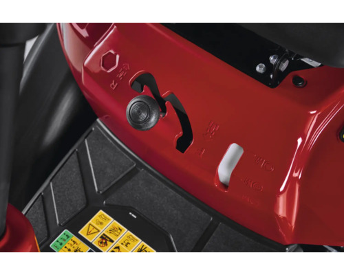 Detailansicht der Bedienelemente eines Rasentraktors, einschliesslich Fahrtrichtungswahl und Ölstandsanzeige