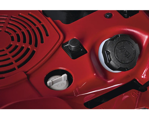 Detailansicht eines Rasentraktormotors mit Kühlrippen, Öleinfüllstutzen und Tankdeckel