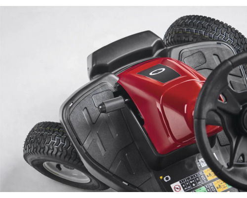 Aufsitzmäher Detailansicht mit Lenkrad und Reifen