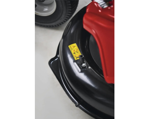 Detailansicht eines Rasenmähers mit Warnsymbolen zum Schutz vor Verletzungen