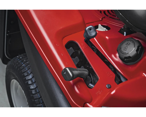 Detailansicht des roten Rasentraktors mit Bedienelementen