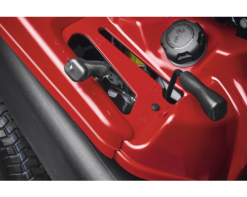 Bedienelemente eines Rasentraktors