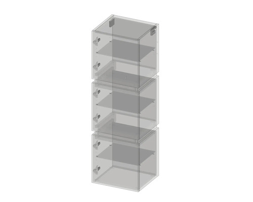 Drei durchsichtige Aufbewahrungsboxen mit Regalen