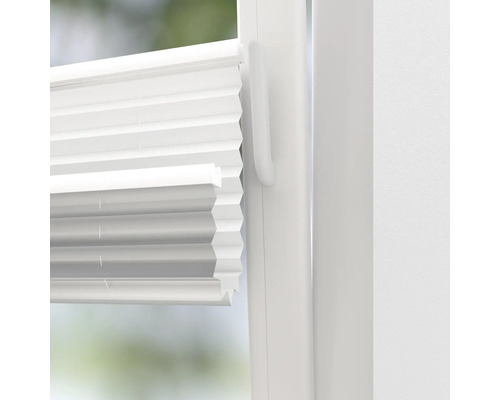 Nahaufnahme eines weißen Faltstores am Fenster