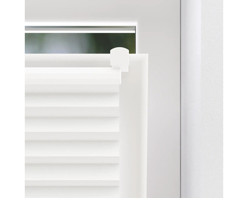 Nahaufnahme einer weißen Plissee-Jalousie an einem Fenster