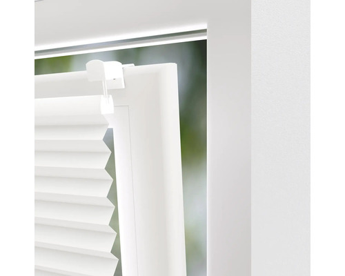 Nahaufnahme einer weißen Fensterplissee-Jalousie