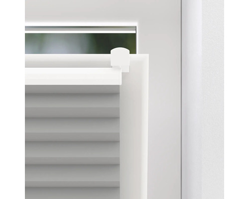 Detailaufnahme einer weißen Jalousie am Fenster