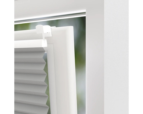 Detailaufnahme eines Plissees am Fenster