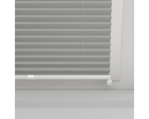 Nahaufnahme eines Plissees am Fenster