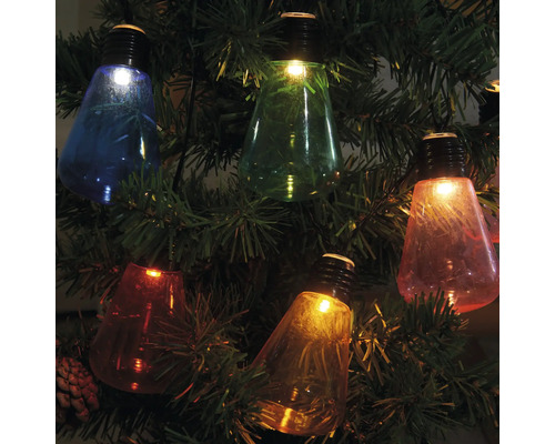 Dekorative Lichterkette mit farbigen Glühbirnen am Weihnachtsbaum