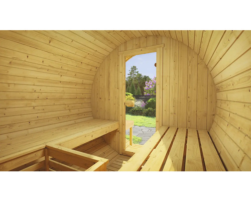 Innenansicht einer Fasssauna aus Holz mit Bänken und Blick in einen Garten