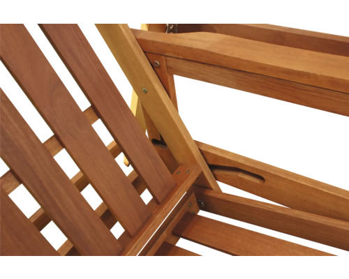Detailansicht einer Holzliege mit Lattenstruktur