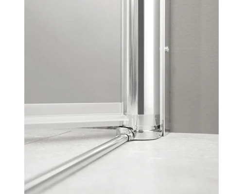 Detailansicht einer Duschkabine mit Rahmen und Stützstange