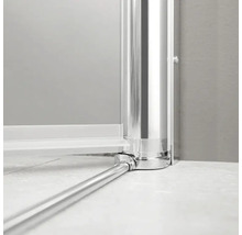 Detailansicht einer Duschkabine mit Metallelementen