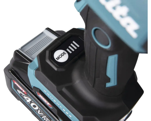 Detailaufnahme eines Werkzeugs mit Modus-Taste und 40V-Batterie.