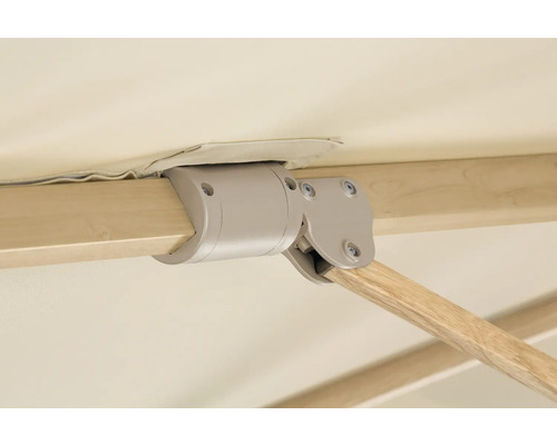 Detailaufnahme eines Sonnenschirms mit Holzrahmen und Verbindungsstück
