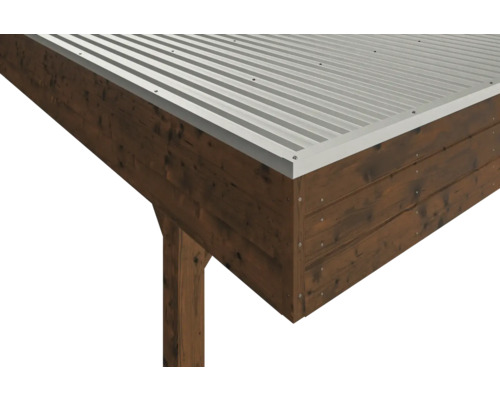Detailansicht einer Holzkonstruktion mit Metalldach