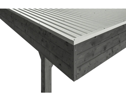 Detailansicht eines Holzcarports mit Metalldach