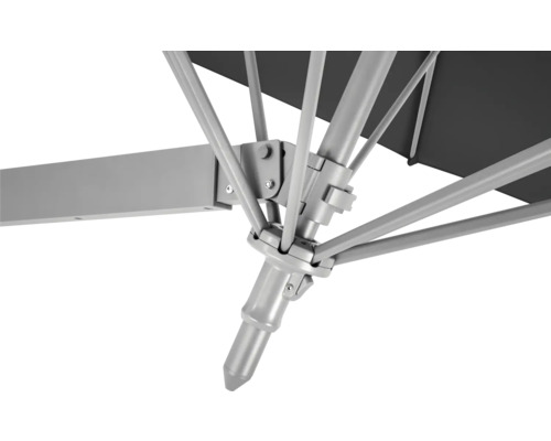 Detailansicht eines Sonnenschirms mit Metallgestell