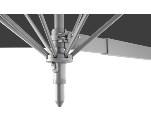 Detailansicht eines Sonnenschirms mit Metallgestell