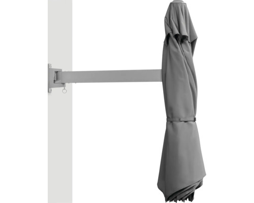 Geschlossener Sonnenschirm mit Wandhalterung