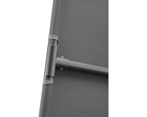 Detailansicht einer Sichtschutzwand mit Stoffbespannung und Metallrahmen