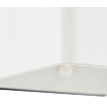 Detailansicht einer weißen Lampe mit eingeschalteter Glühbirne