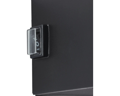 Detailansicht eines schwarzen Geräts mit einem Schalter