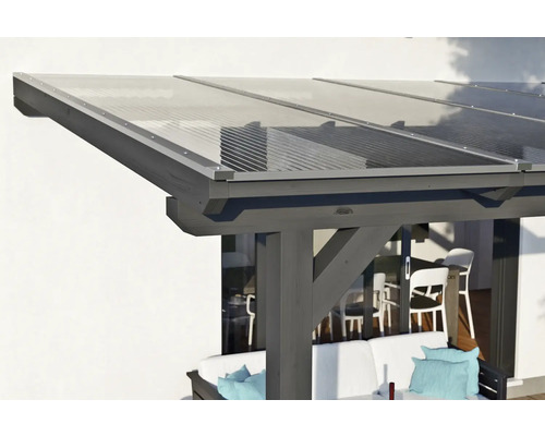 Detailansicht einer Terrassenüberdachung mit transparenten Paneelen und Holzrahmen.