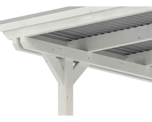 Detailansicht einer Holzpergola mit Metalleindeckung