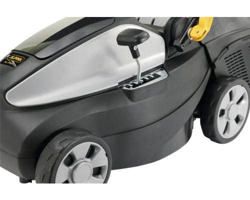 Detailansicht eines Rasenmähers mit Geschwindigkeitsregler und Rädern