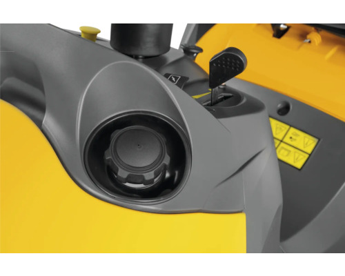 Detailansicht einer Schneefräse mit Tankdeckel und Bedienhebel
