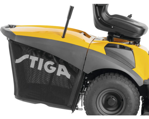 Detailaufnahme eines gelben Aufsitzmähers mit Fangkorb und Stiga Logo.