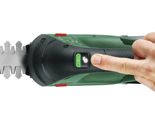 Detailaufnahme einer Heckenschere mit Akkuanzeige und Finger auf dem Entriegelungsknopf.