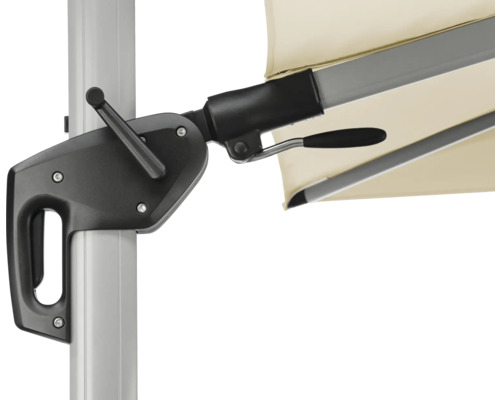 Detailansicht einer Kurbelmechanik an einem Sonnenschirm