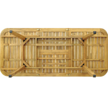 Unterseite eines Gartentisches aus Holz mit Beinen