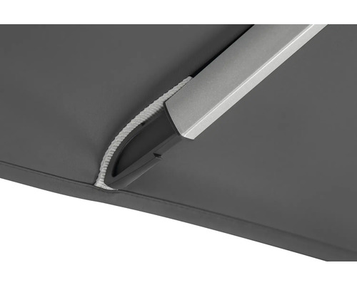 Detailansicht eines Sonnenschirms mit Aluminiumstreben und Stoffbespannung