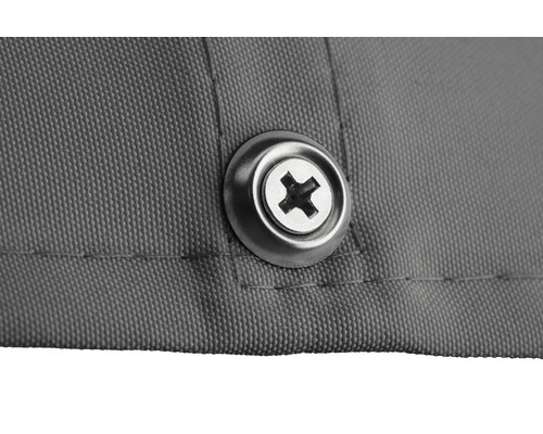 Detailaufnahme eines Stoffbezugs mit Schraube