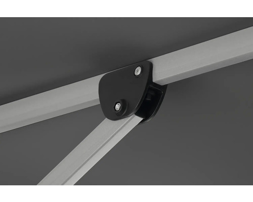 Detailansicht eines Sonnenschirms mit Metallgestell
