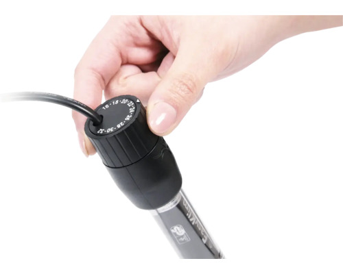 Aquarienheizer mit Temperatureinstellung in der Hand