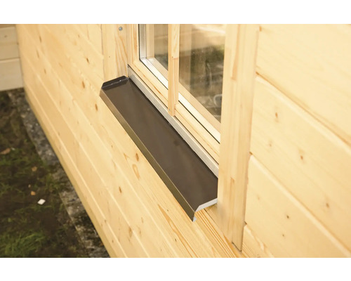 Detailansicht eines Holzfensters mit Fensterbank an einer Holzwand