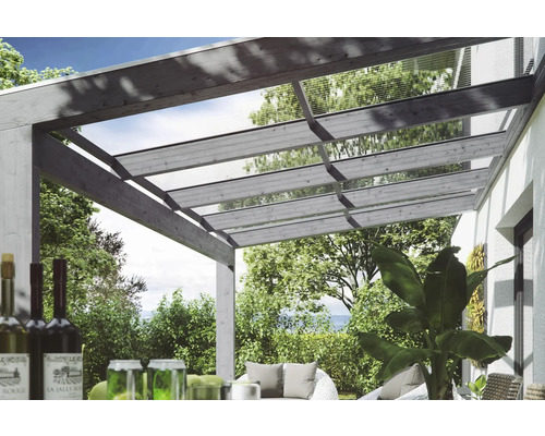 Überdachte Terrasse mit Holzbalken und durchsichtigem Dach für den Außenbereich