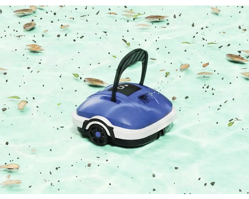 Blauer Poolreiniger im Wasser mit Blättern und Schmutz