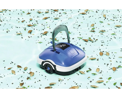 Poolreinigungsroboter im Schwimmbad mit Blättern und Schmutz